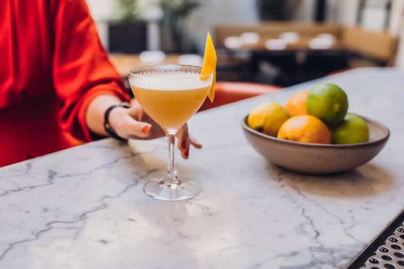 Cách cầm ly Cocktail