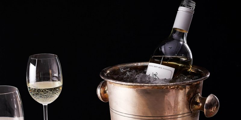 Điều chỉnh nhiệt độ của rượu vang trước khi uống