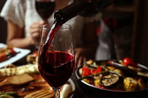 Những đối tượng nào phù hợp để thưởng thức rượu vang chát