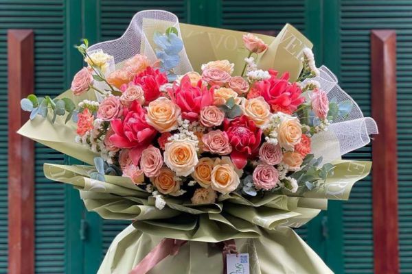 Bó hoa mừng năm mới thể hiện sự tươi mới và chúc mừng