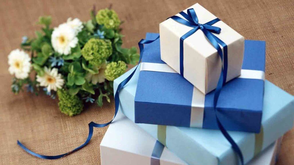 Một số nguyên tắc quan trọng cần biết khi tặng quà cho đối tác nước ngoài