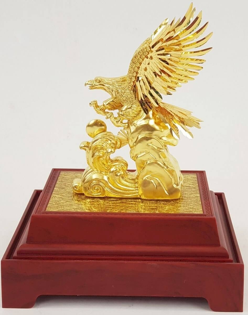 Tượng đại bàng dát vàng