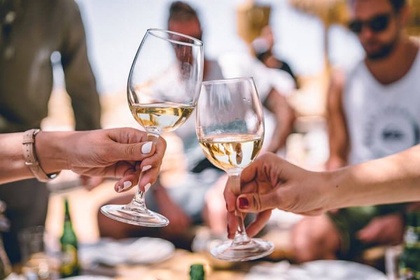 cách cầm ly vang trắng đúng cách