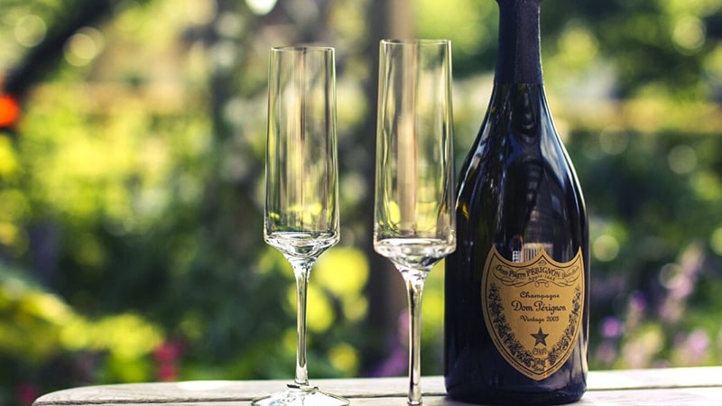 Cách thưởng thức trọn vẹn rượu Champagne Dom hảo hạng