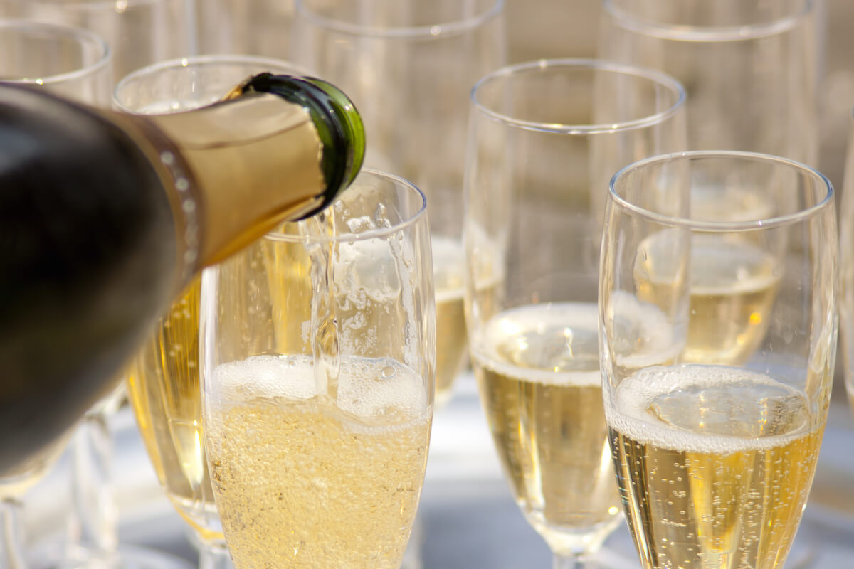 Các bước thưởng thức rượu champagne đúng chuẩn sành điệu