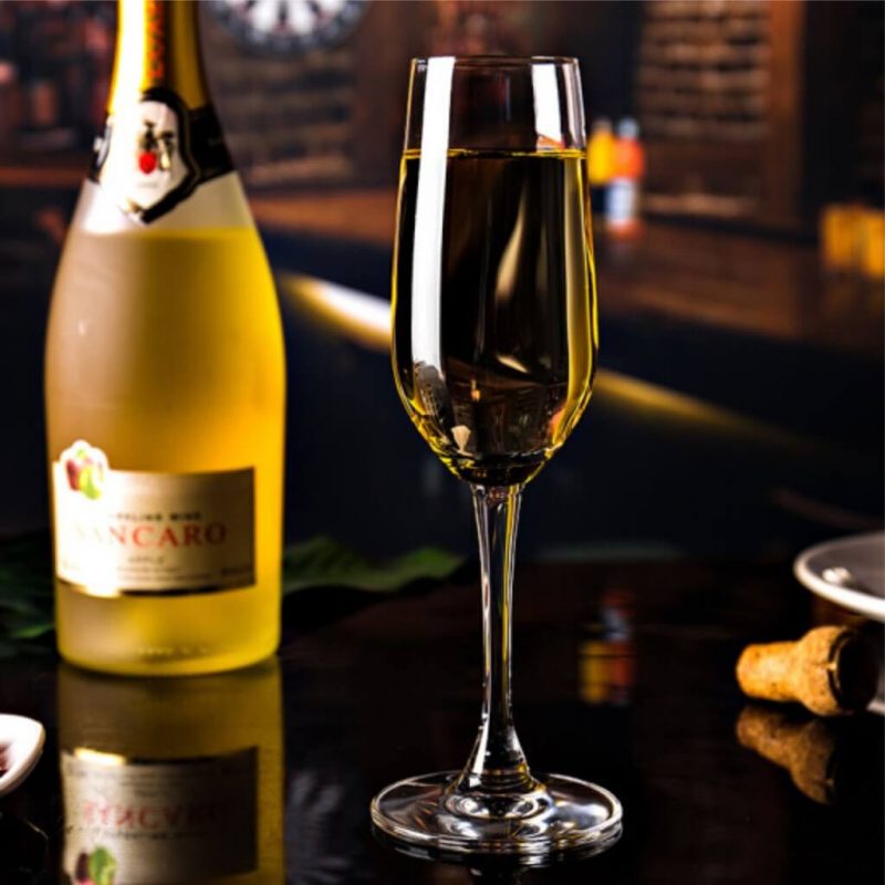 Hướng dẫn bạn cách chọn ly uống rượu champagne chuẩn nhất