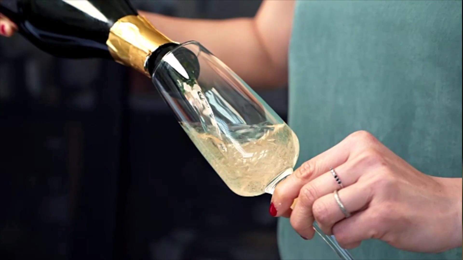 Rót rượu vang champagne