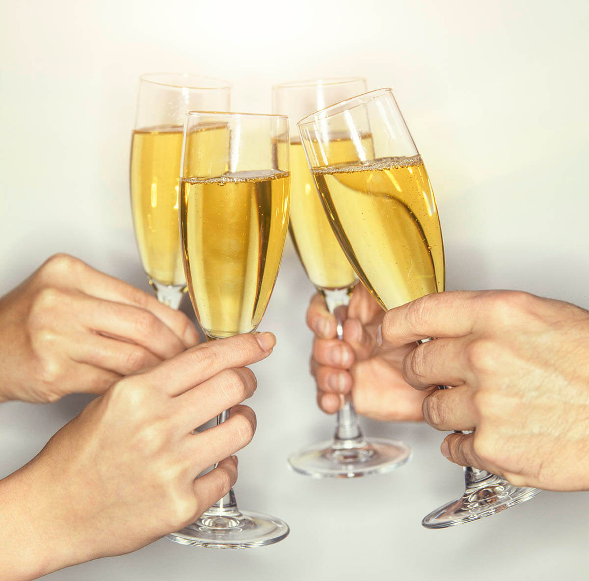 Những công dụng không thể ngờ đến của rượu Champgne
