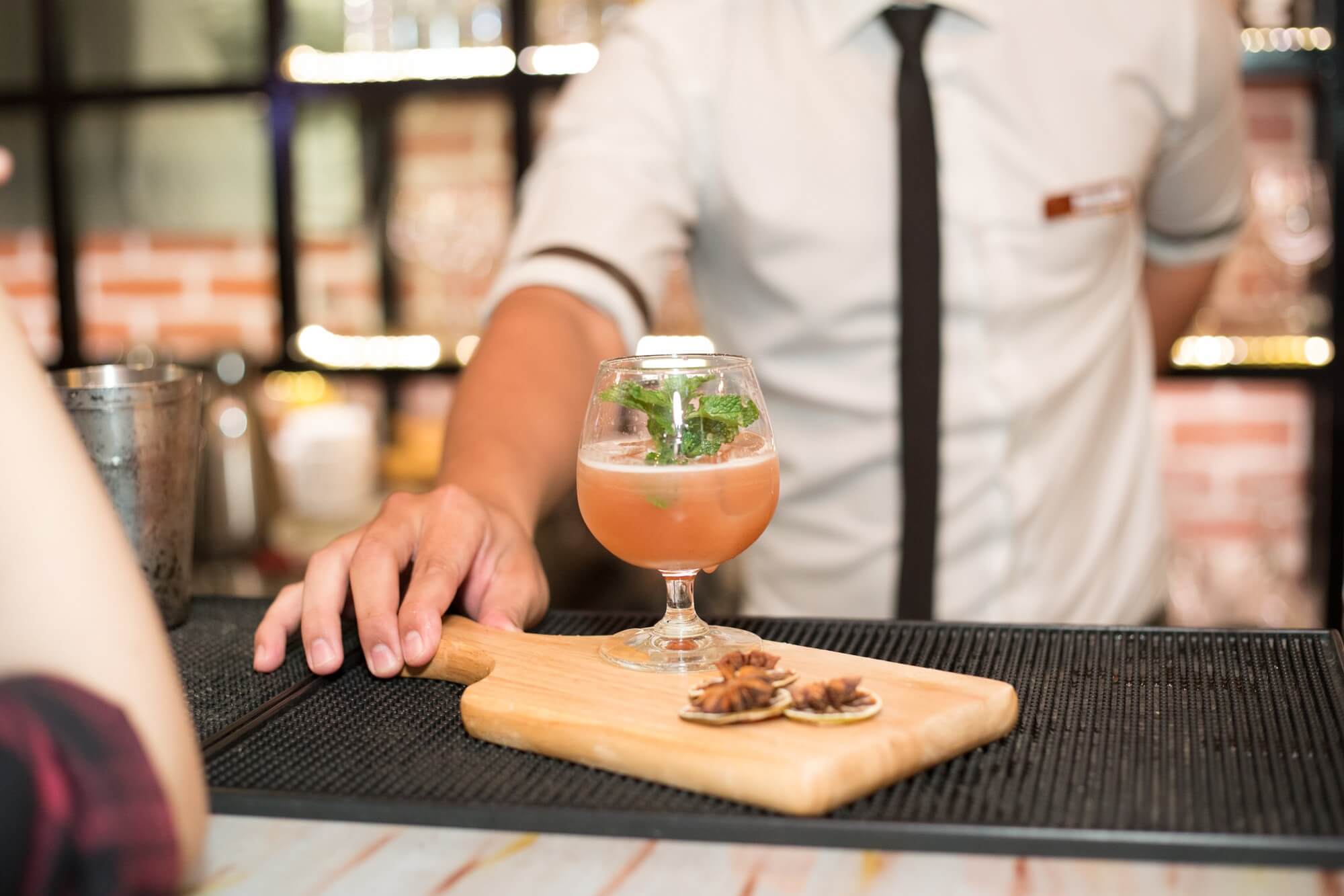 Tại sao ly cocktail đẹp thường được làm bằng thủy tinh?