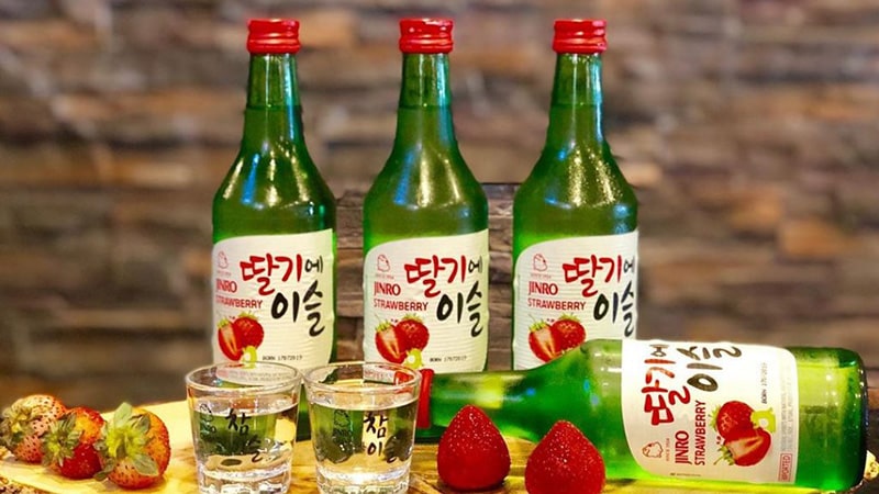 Rượu Soju ấn tượng bởi vỏ chai xanh lam mát mắt.
