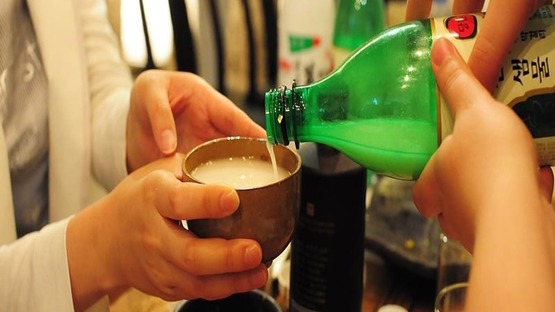 Người Hàn có văn hóa uống rượu độc đáo, ấn tượng.