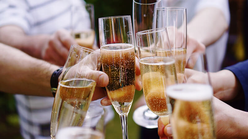 Những công dụng không thể ngờ đến của rượu Champagne