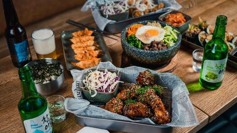 3 cách thưởng thức rượu soju đào phổ biến và chuẩn style “Hàn” nhất là uống lạnh, nóng và pha chế cocktail.