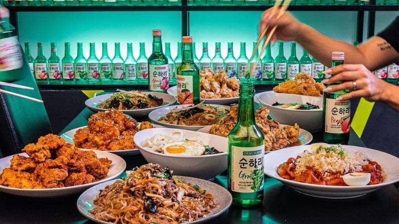 3 cách thưởng thức rượu soju táo phổ biến và chuẩn style “Hàn” nhất là uống lạnh, nóng và pha chế cocktail.