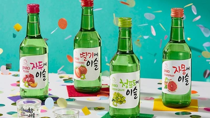 Rượu Soju là sự kết hợp hoàn hảo giữa hương vị rượu soju truyền thống cùng các loại trái cây thiên nhiên chín mọng thanh ngọt.