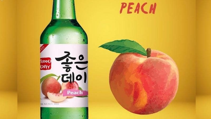 Soju đào là sự kết hợp hoàn hảo giữa rượu soju nguyên bản và quả đào chín mọng có vị ngọt thanh vô cùng độc đáo.