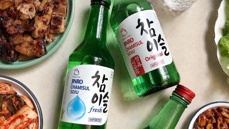 Soju đào thường được dùng cùng các món ăn được tẩm ướp gia vị đậm đà như gà rán, thịt nướng và các món được chế biến từ hải sản tươi.