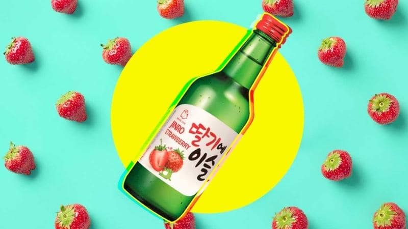 Soju dâu - Phân loại rượu soju trái cây được “phái nữ” vô cùng yêu thích.