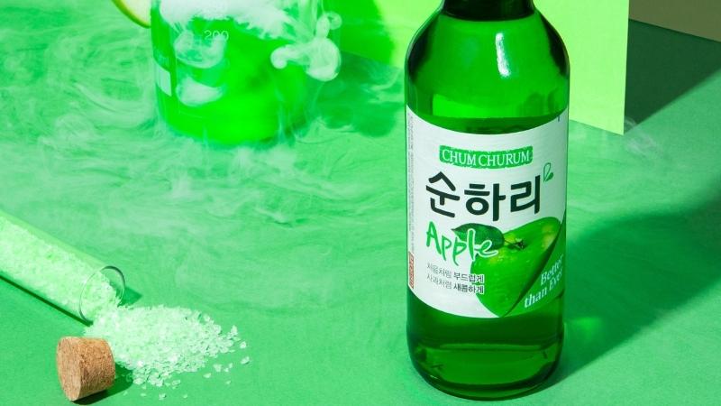 Soju táo là sự kết hợp hoàn hảo giữa rượu soju nguyên bản và quả táo xanh có vị ngọt chua mới lạ vô cùng độc đáo.
