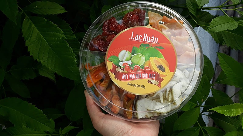 Hộp mứt hoa quả bốn mùa 350g Lạc Xuân với hương vị thơm ngon cùng màu sắc bắt mắt.