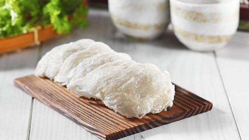 Tổ yến qua sơ chế đã sạch bụi bẩn và lông, trông khá đẹp mắt.