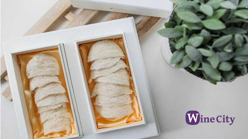 Yến sào đã được chế biến và trưng bày trong hộp