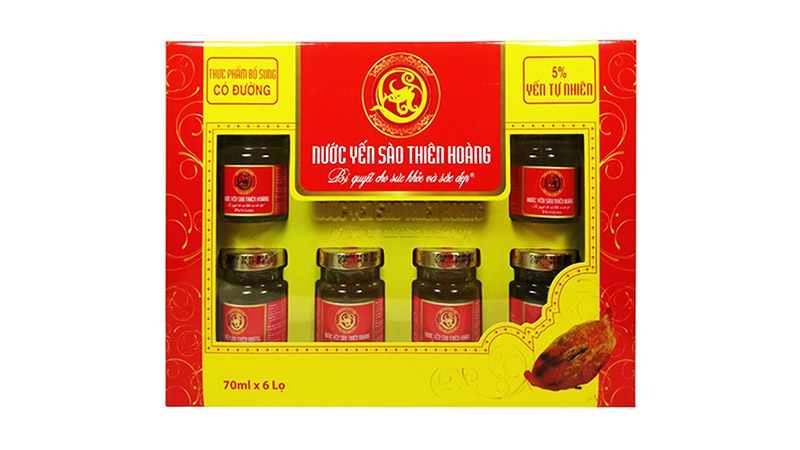 Yến được chế biến với táo đỏ được trình bày trong chén