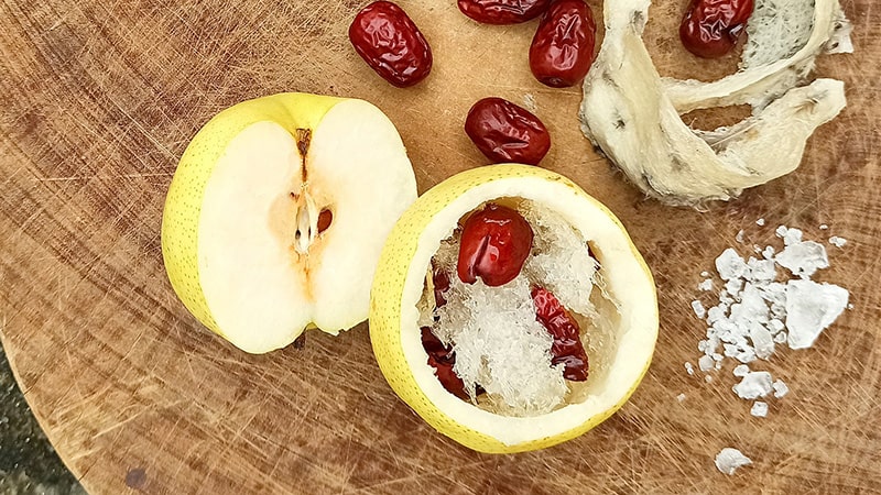 Yến chưng lê với vị ngọt thanh do được chưng trực tiếp trong trái lê tươi