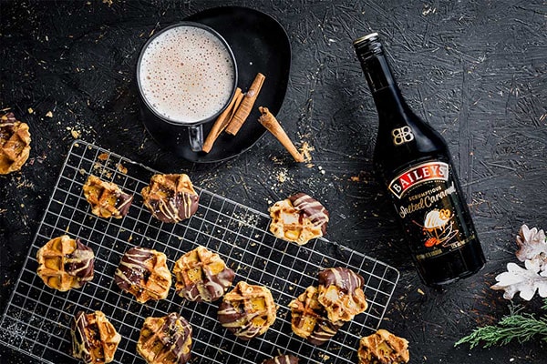 Rượu sữa Baileys Salted Caramel là nguyên liệu tuyệt vời để làm bánh