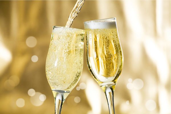 Rượu Champagne Dom có màu vàng nhạt, lấp lánh ánh kim.