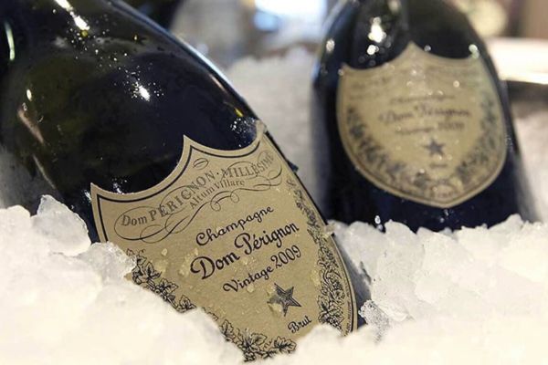 Rượu Champagne Dom là một loại rượu champagne phù hợp cho những dịp đặc biệt.