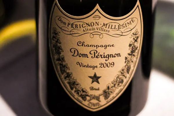 Rượu Champagne Dom được sản xuất bởi một trong những nhà sản xuất rượu champagne lâu đời và uy tín nhất thế giới.