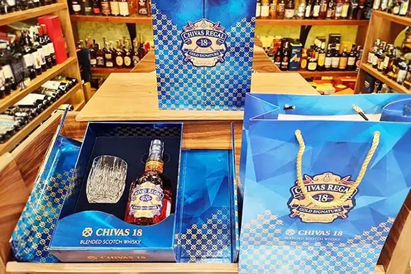 Bộ sản phẩm bao gồm chai CHIVAS 18, cốc thủy tinh cao cấp và hộp quà đẳng cấp.