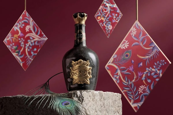 Hộp quà rượu Chivas sứ là món quà tặng khai trương cao cấp và độc đáo