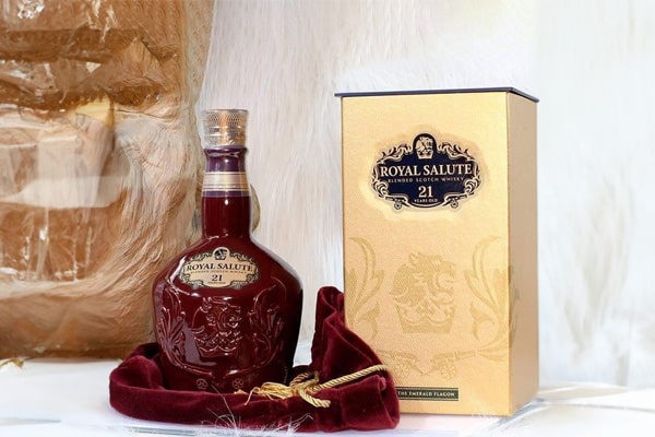 Hộp quà rượu Chivas sứ là quà tặng khai trương vừa cao cấp vừa độc đáo