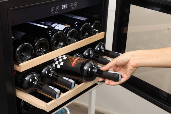 Tủ đựng rượu mini là quà tặng khai trương vừa tiện dụng vừa sang trọng cho gia chủ.