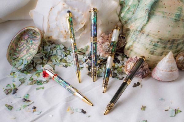 Bút ký là quà tặng khai trương vừa trang trọng vừa thiết thực cho gia chủ.