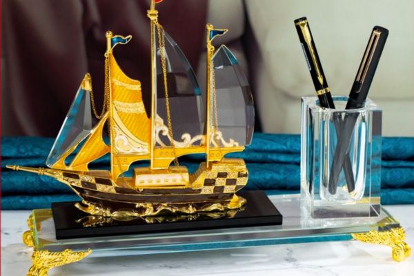 Hộp bút để bàn là quà tặng khai trương vừa tiện dụng vừa đẹp mắt cho gia chủ.
