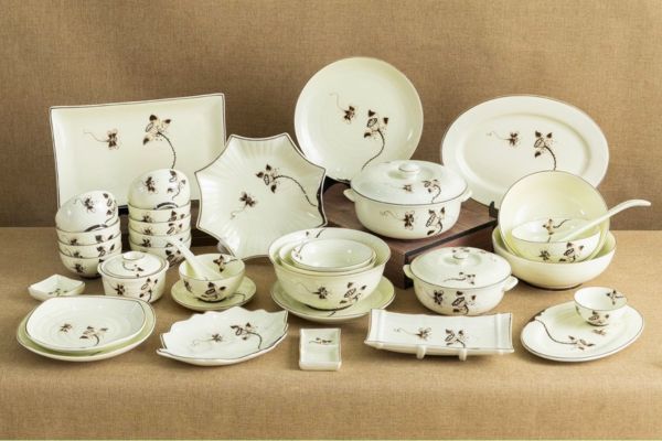 Bộ chén bát sứ cao cấp là món quà tặng khai trương vừa thiết thực vừa sang trọng cho gia chủ.