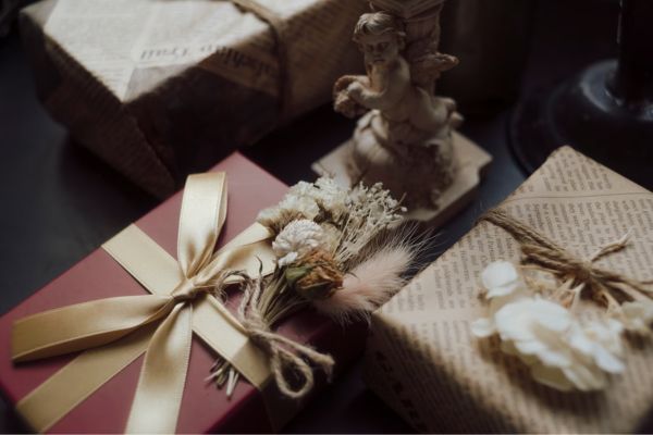 Quà tặng khai trương là món quà mang nhiều ý nghĩa đến gia chủ.