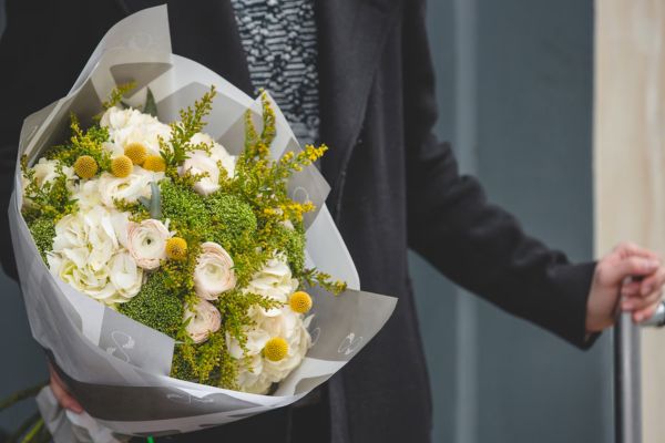 Quà tặng khai trương là một lẵng hoa vừa giúp không gian tươi sáng vừa mang ý nghĩa phát tài phát lộc.