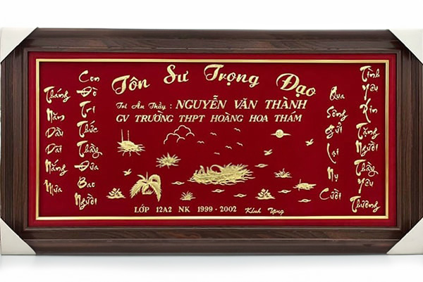 Truyền tải lời cảm ơn và lòng biết ơn qua khánh vàng.