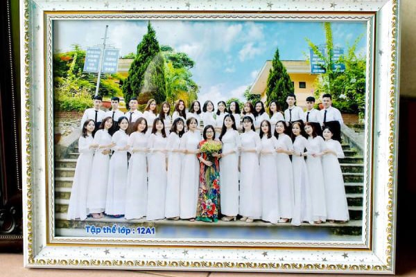 Dấu ấn kỷ niệm và sự đoàn kết trong khung ảnh tập thể lớp đáng nhớ.