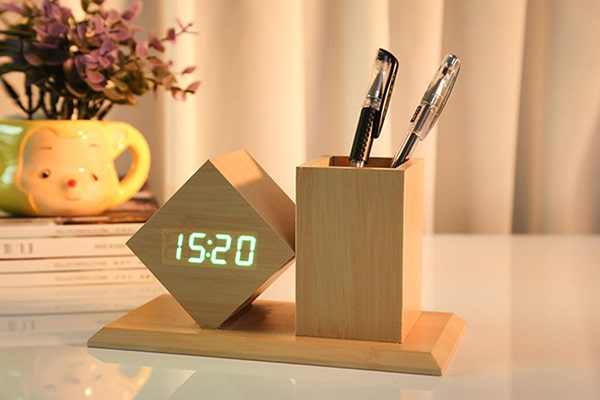 Tinh tế và chuyên nghiệp với đồng hồ để bàn làm việc.
