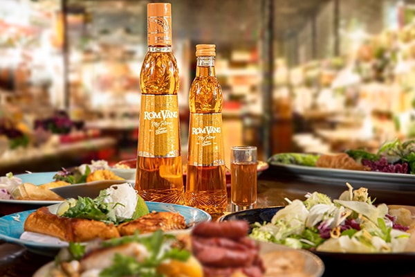 Ngoài uống trực tiếp, bạn cũng có thể sử dụng rượu táo mèo đóng chai Rơm Vàng để làm nhiều món ăn ngon và độc đáo.