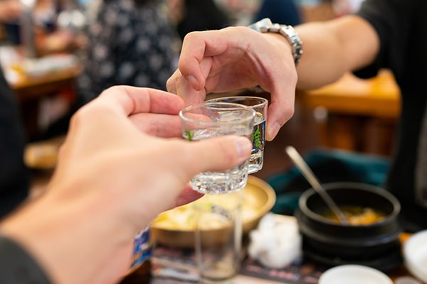 3 cách thưởng thức rượu soju táo phổ biến nhất là uống lạnh, nóng và pha chế cocktail