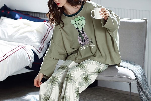Thoải mái và dễ dàng thư giãn trong đồ ngủ dễ thương.