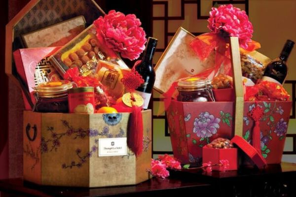 Lựa chọn các sản phẩm như rượu vang, bánh kẹo, trái cây, socola... để tạo nên một giỏ quà tết theo ý thích