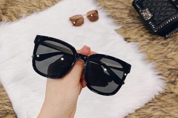 Kính mắt thời trang sẽ giúp mẹ bảo vệ mắt khỏi bụi bẩn, ánh sáng mặt trời và tạo nên một phong cách riêng