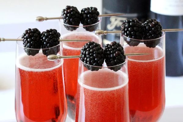 Bí mật của tên " cocktail kir"